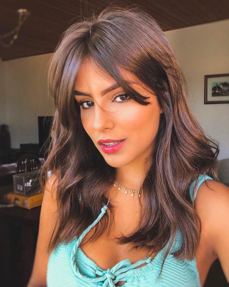 cabelo médio com franja para rosto redondo