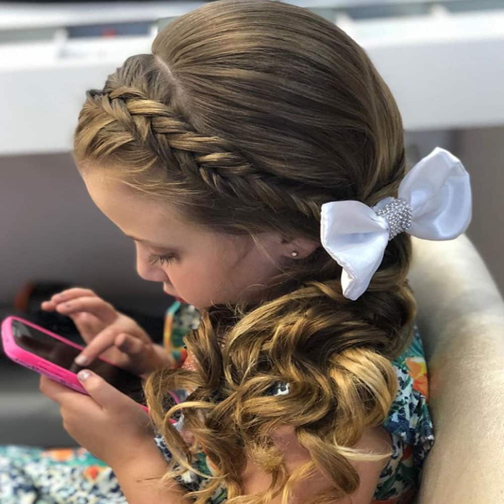 penteado daminha cabelo cacheado casamento