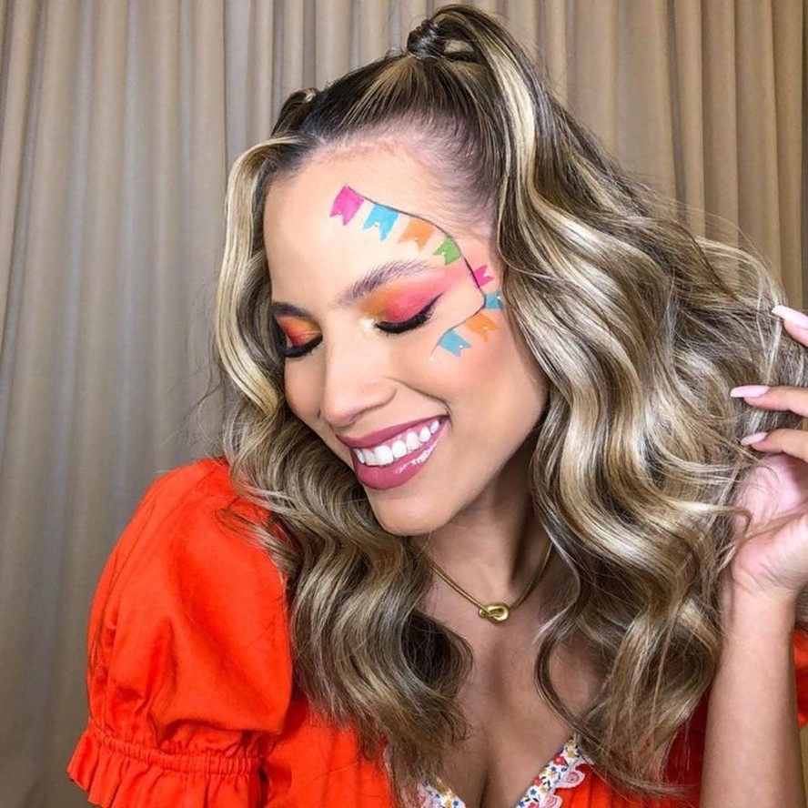 penteados para cabelo cacheado festa junina