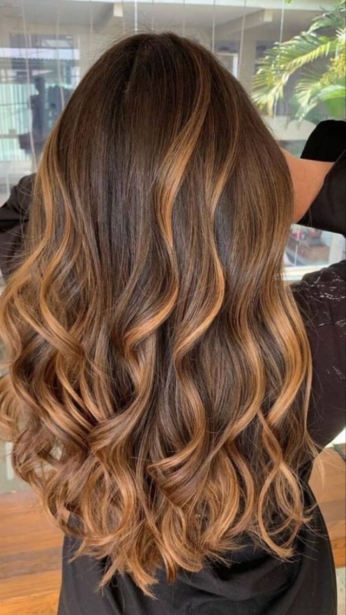 morena iluminada com balayage