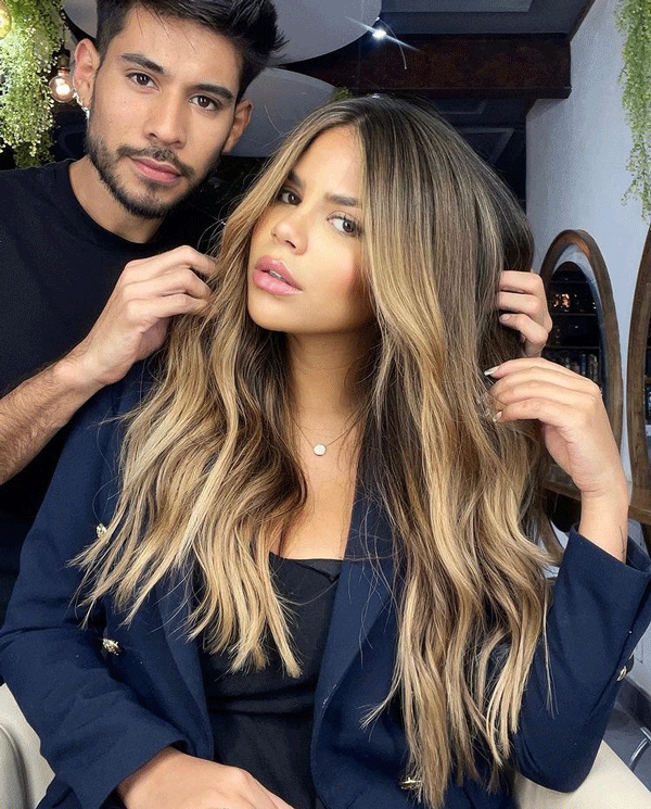 morena iluminada com balayage