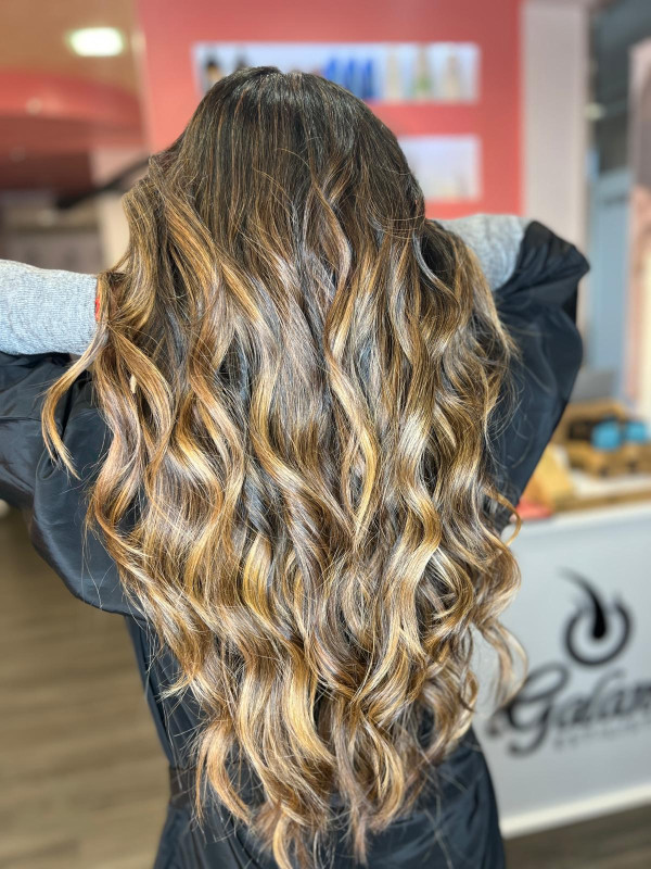 morena iluminada com balayage