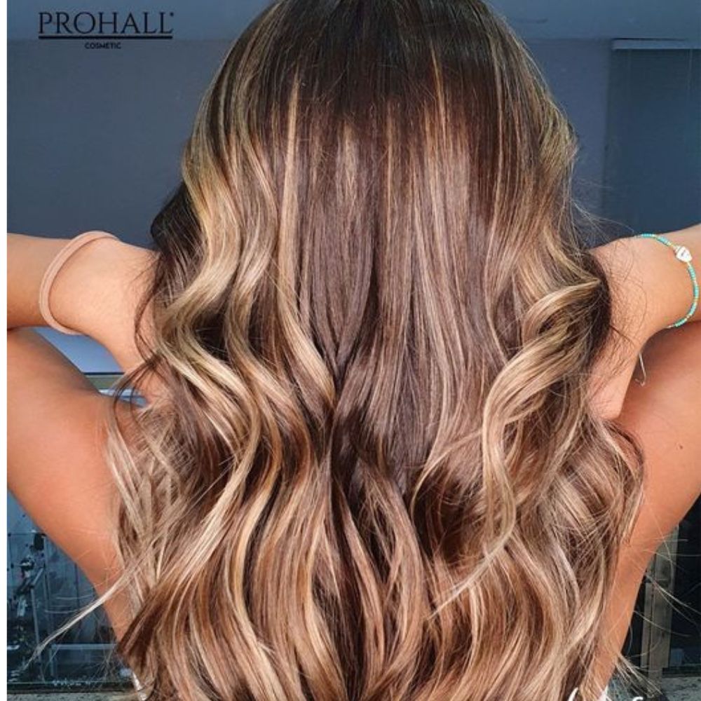 cabelo moreno com mechas balayage