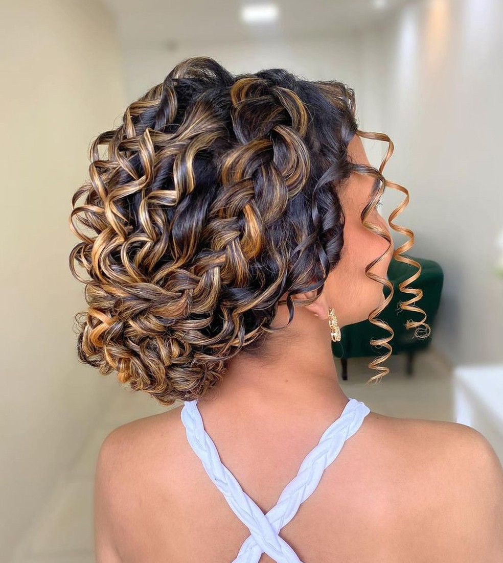 penteado casamento cabelo cacheado curto madrinha