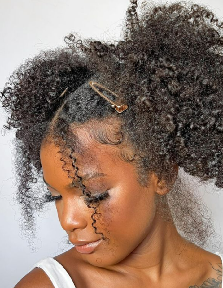 penteado cabelo cacheado curto com franja