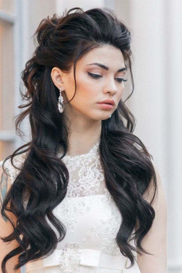 penteado cabelo solto com ondas para rosto redondo