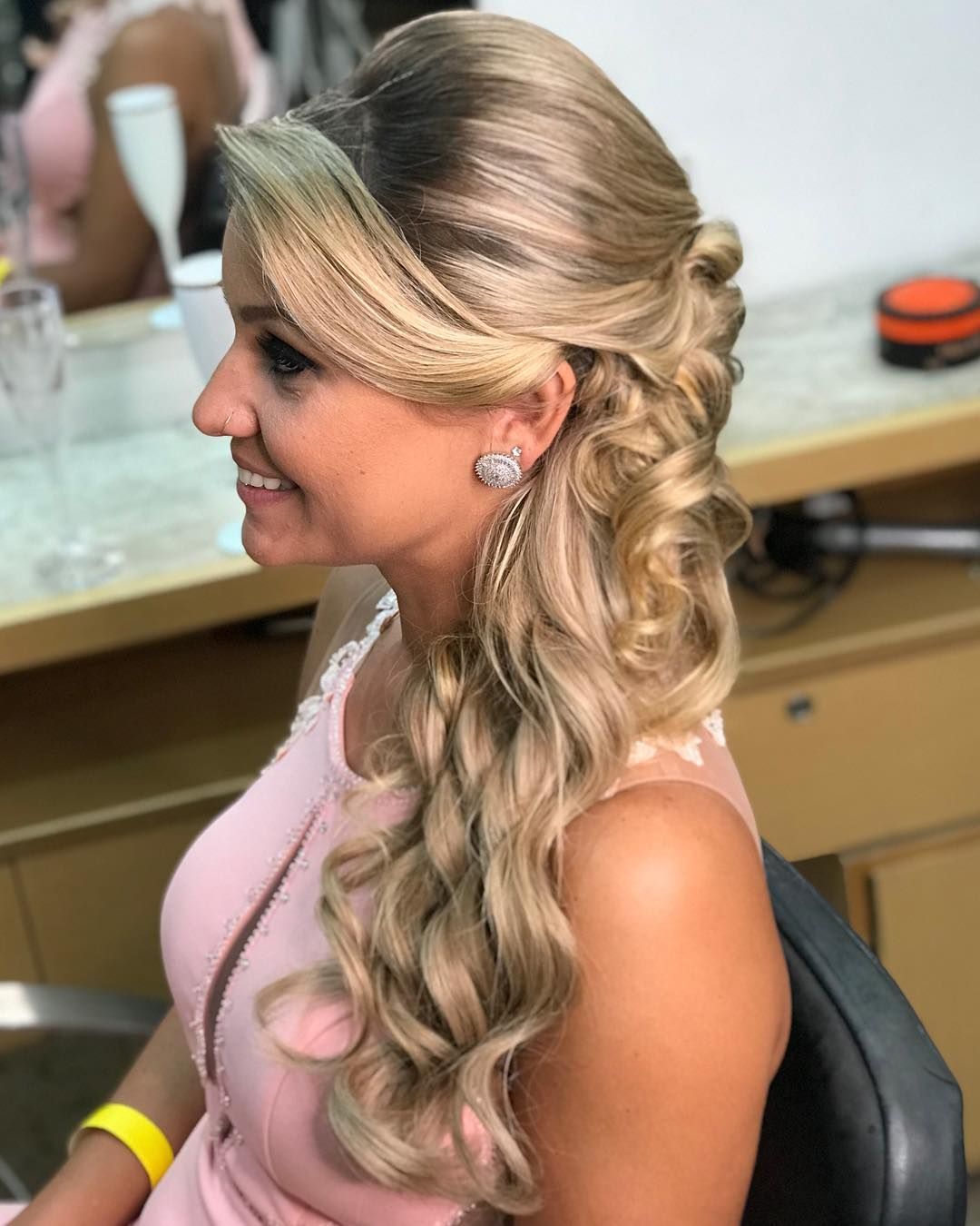 penteado madrinha cabelo solto cacheado