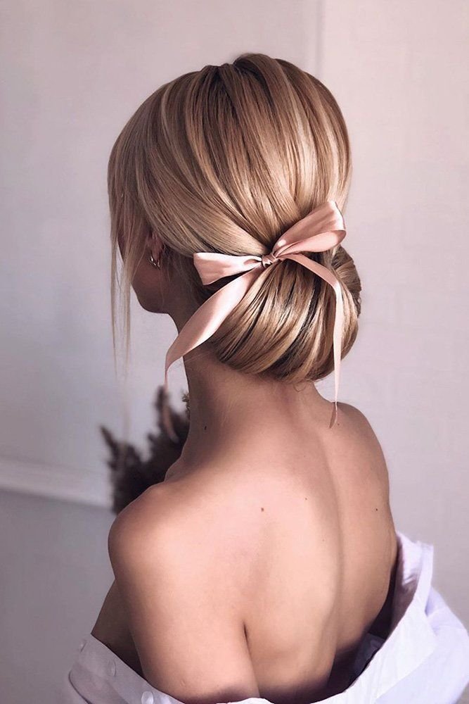 penteado com lenço em formato de laço