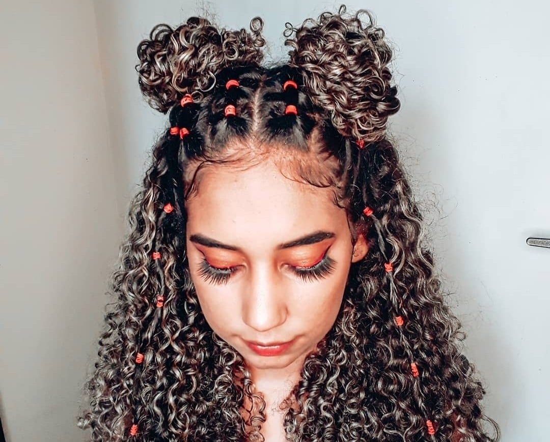 penteados para cabelo cacheado preso