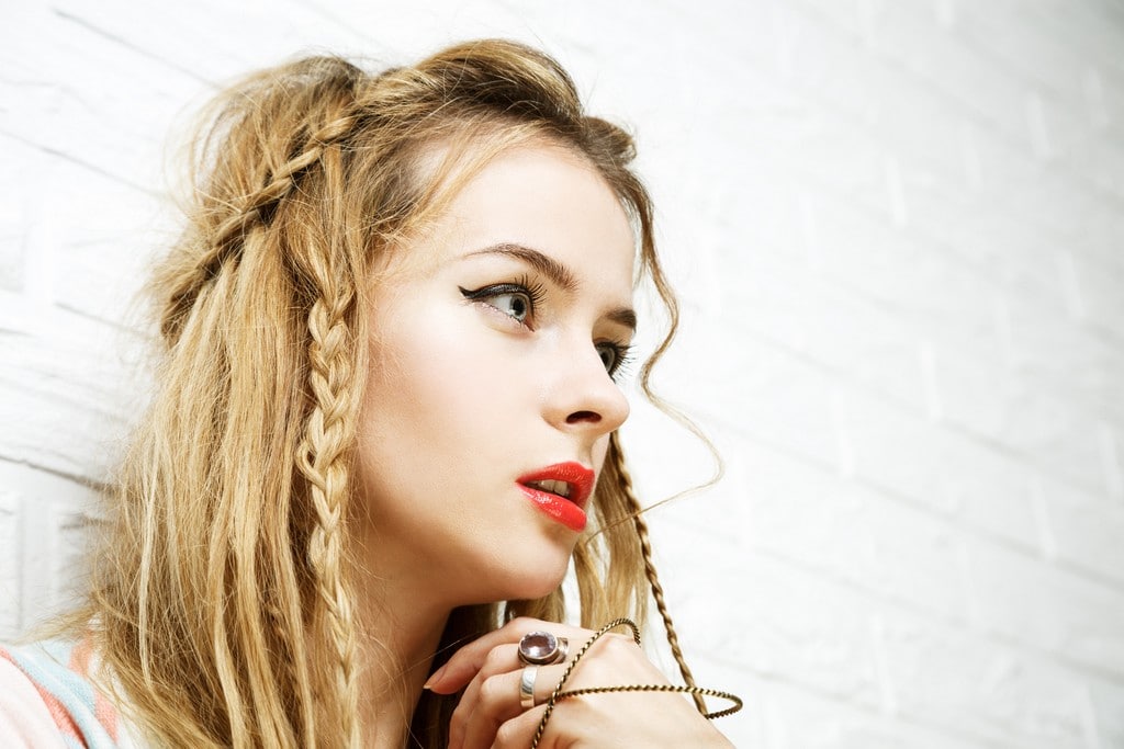penteado com trança lateral e cabelo solto