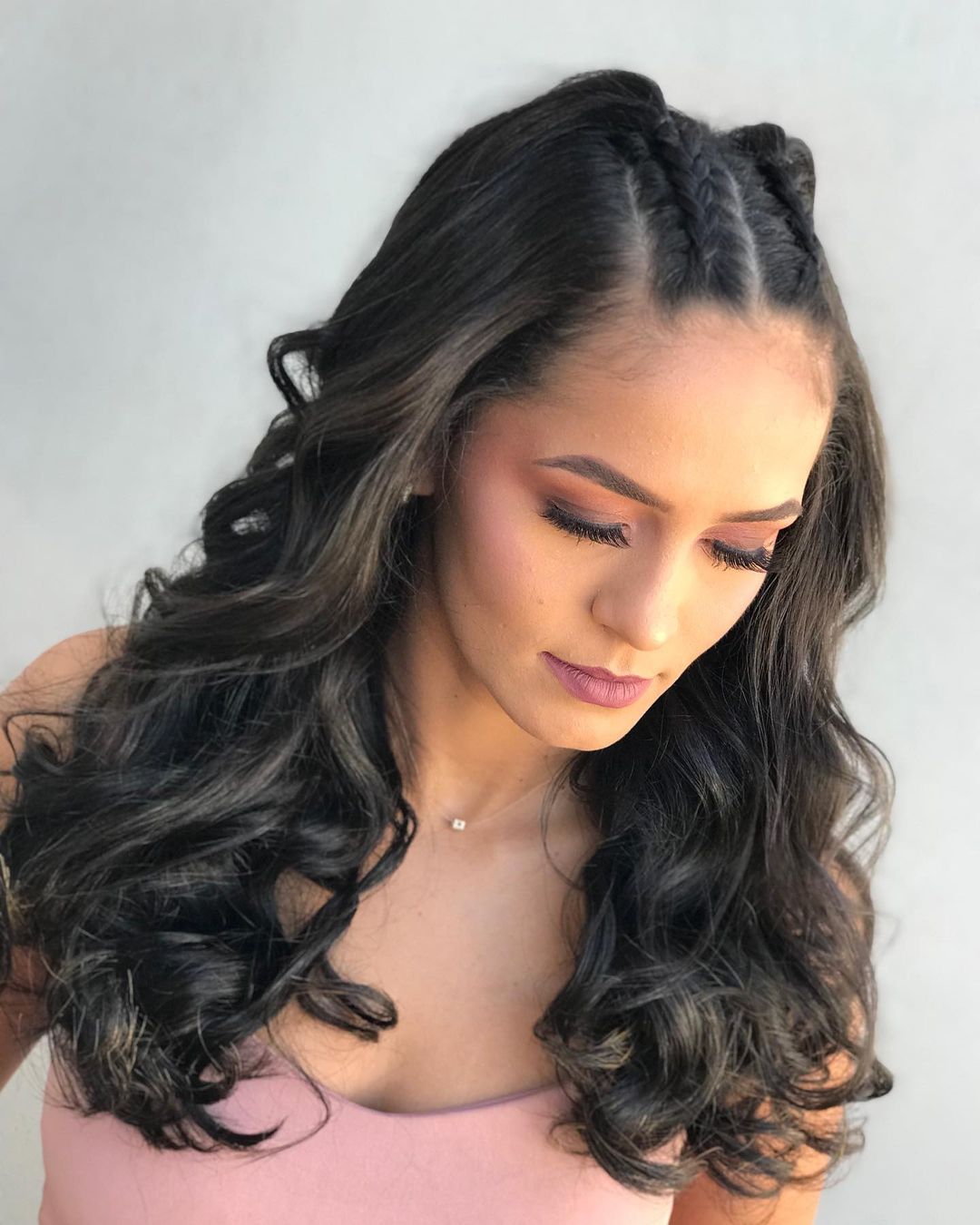 penteado com trança na testa