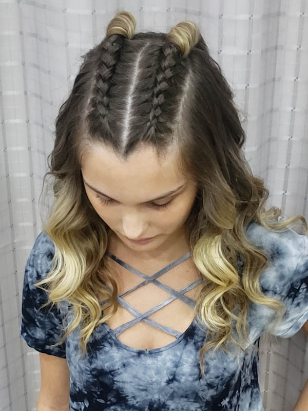 penteado com trança lateral e cabelo solto