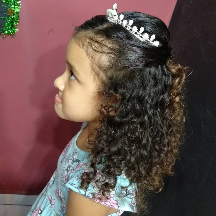 penteado daminha cabelo cacheado 2026