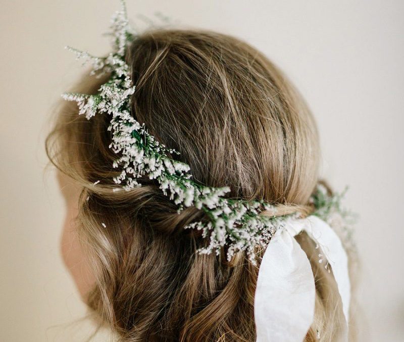 penteado daminha cabelo cacheado tiara