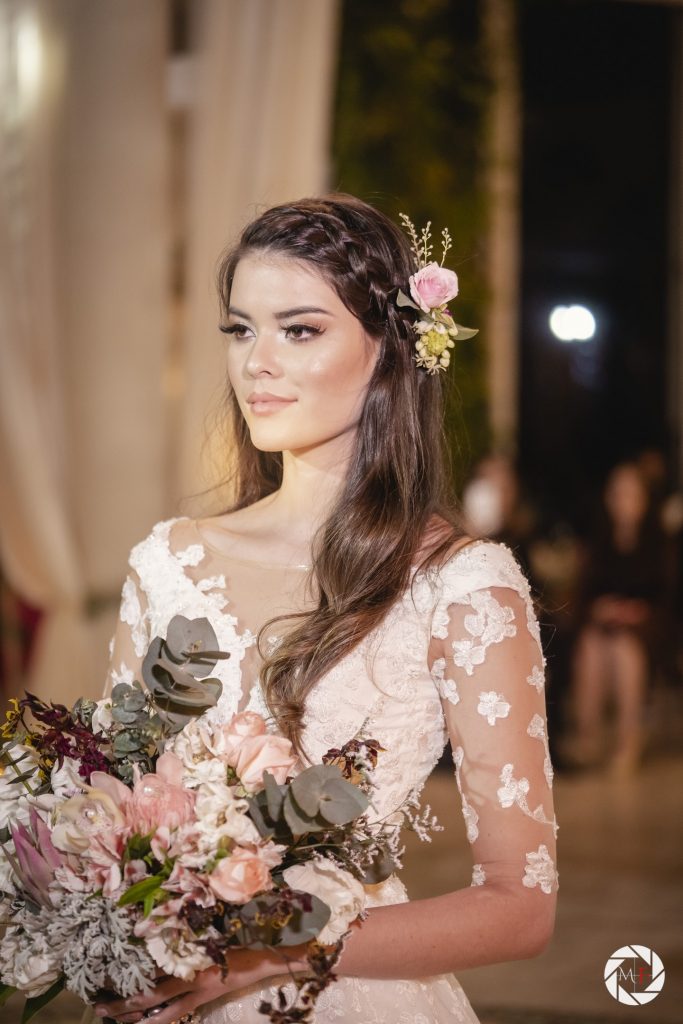 penteado noiva solto para casamento no campo