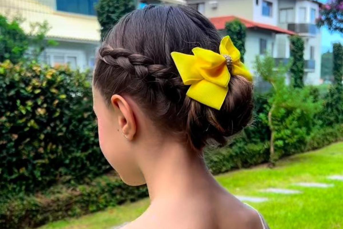 penteados rápidos para meninas com cabelo cacheado