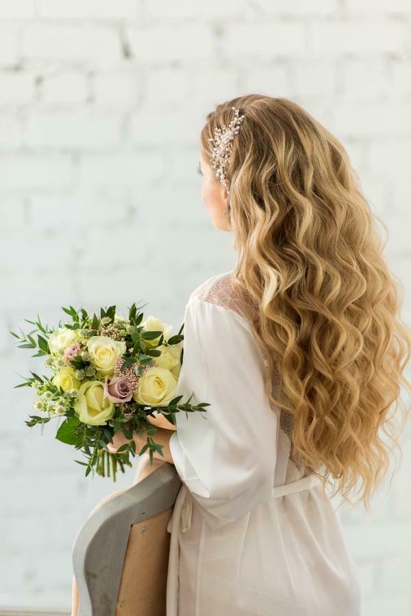 penteado daminha cabelo cacheado com tiara