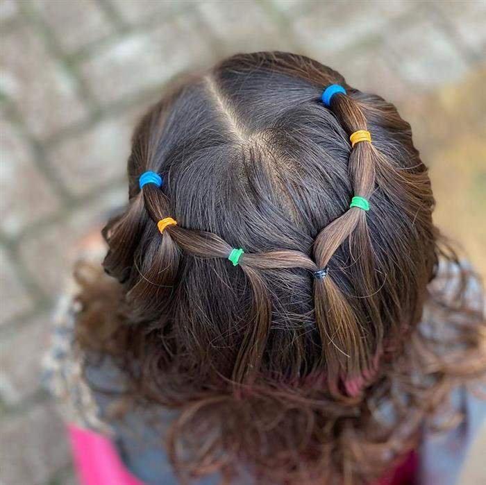 penteado infantil para cabelo cacheado com elástico
