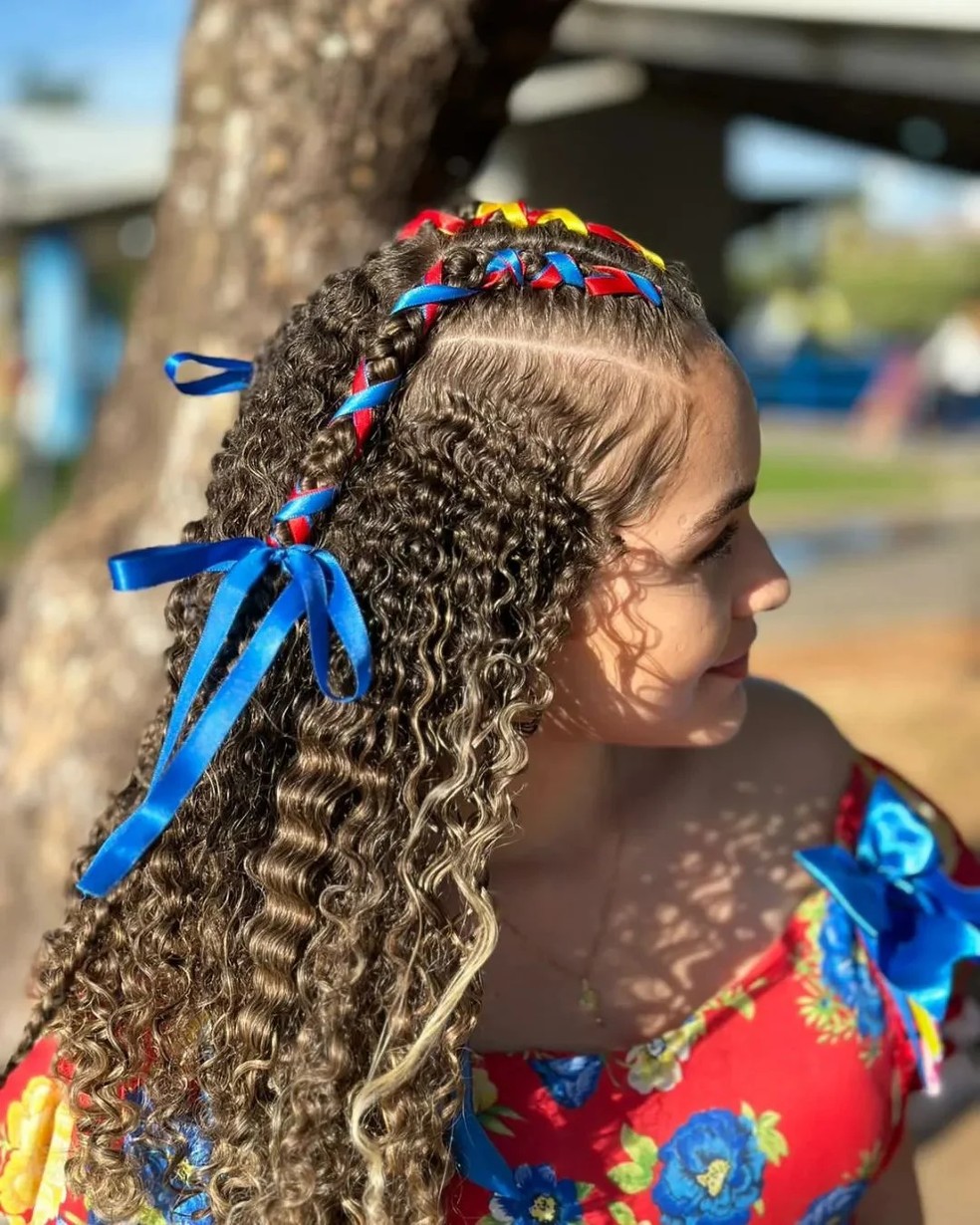 trança junina cabelo cacheado