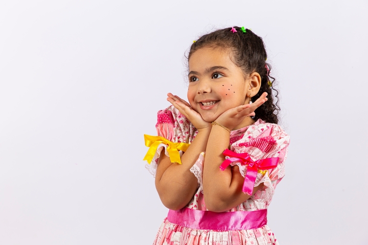 maria chiquinha junina cabelo cacheado infantil