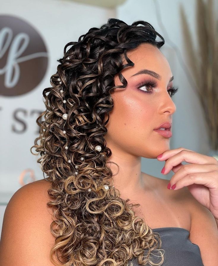 penteado lateral cabelo cacheado preso com grampo