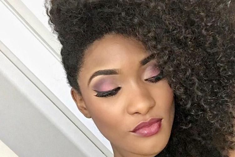 penteado lateral cabelo cacheado preso com grampo