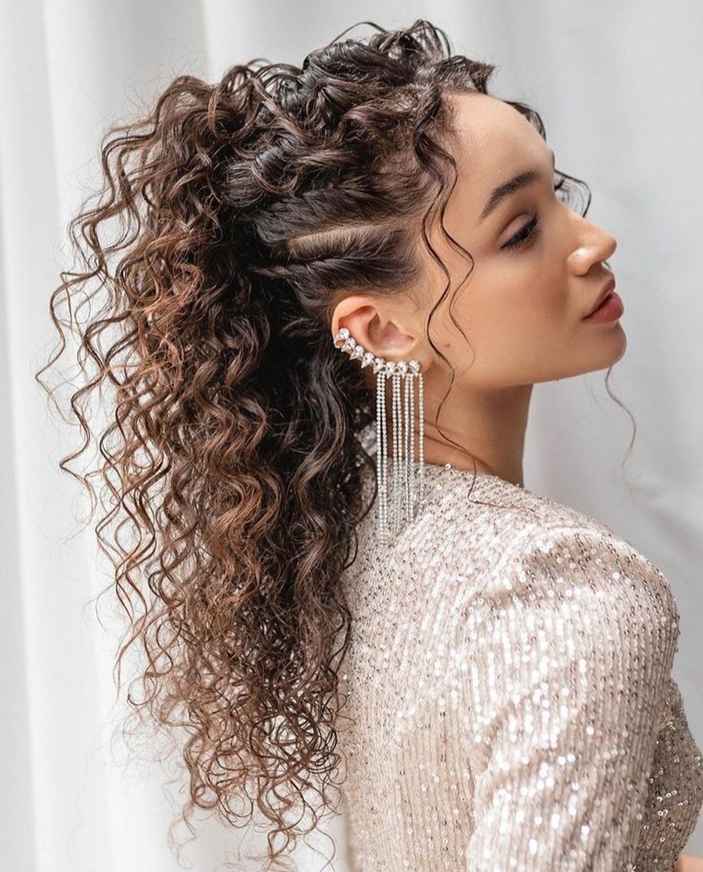 penteado lateral cabelo cacheado com torcido