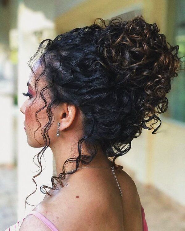 penteado madrinha cabelo cacheado semipreso