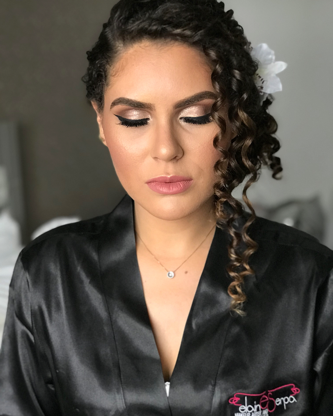 penteado madrinha cacheada com flores