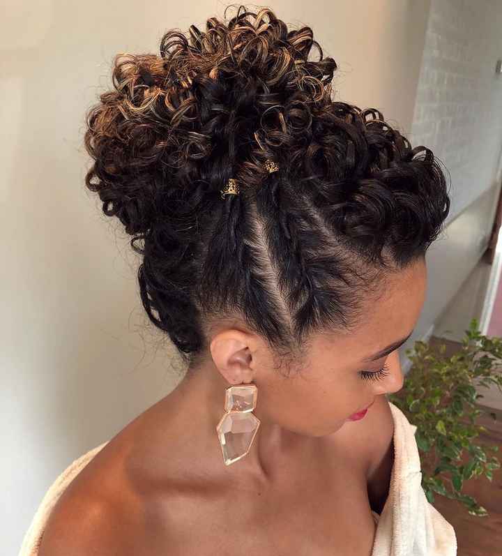 penteado madrinha cacheada casamento noite
