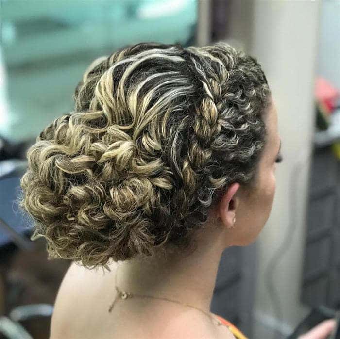 ideias penteado madrinha cacheada