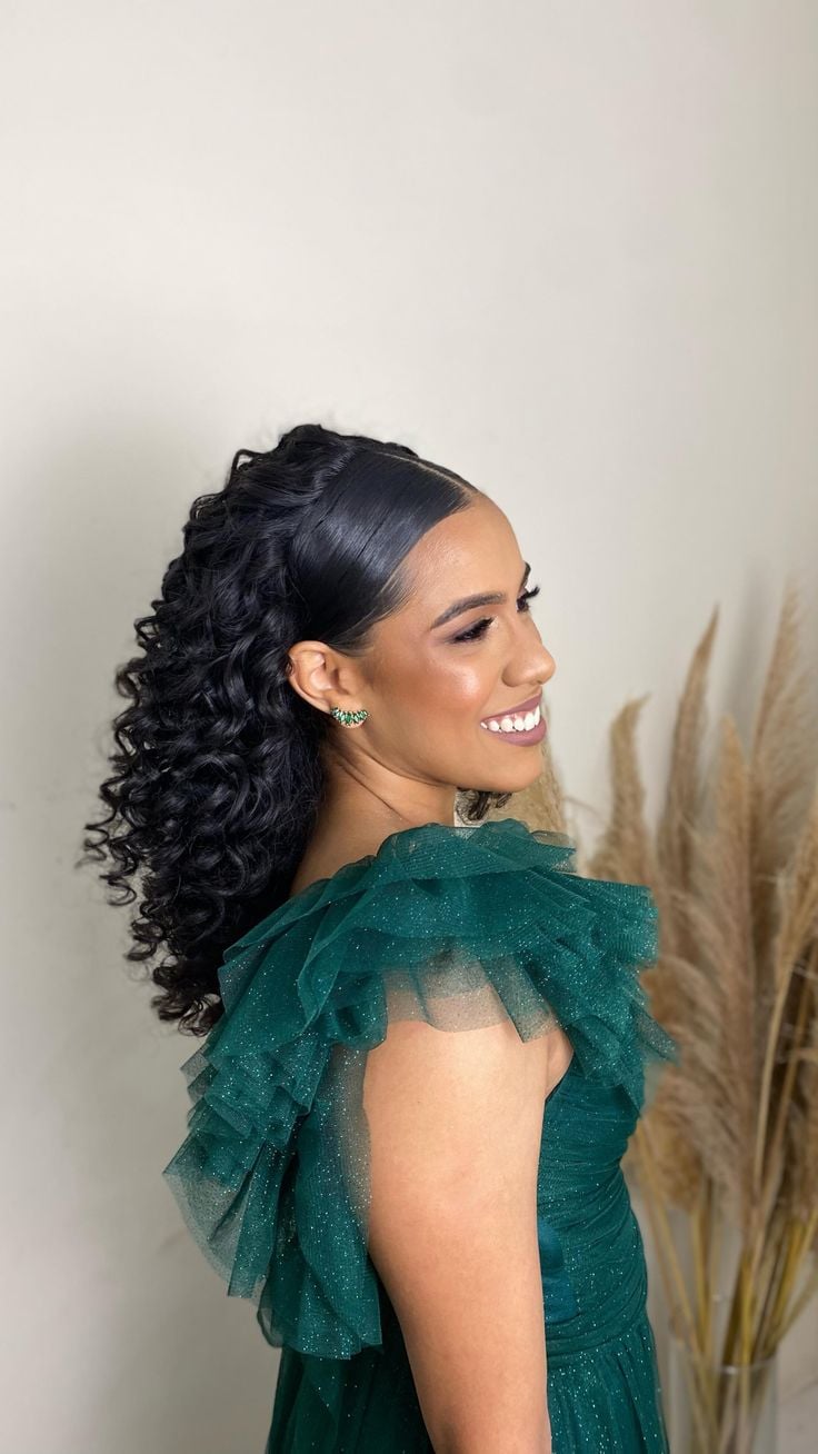 como arrumar cabelo cacheado curto para casamento