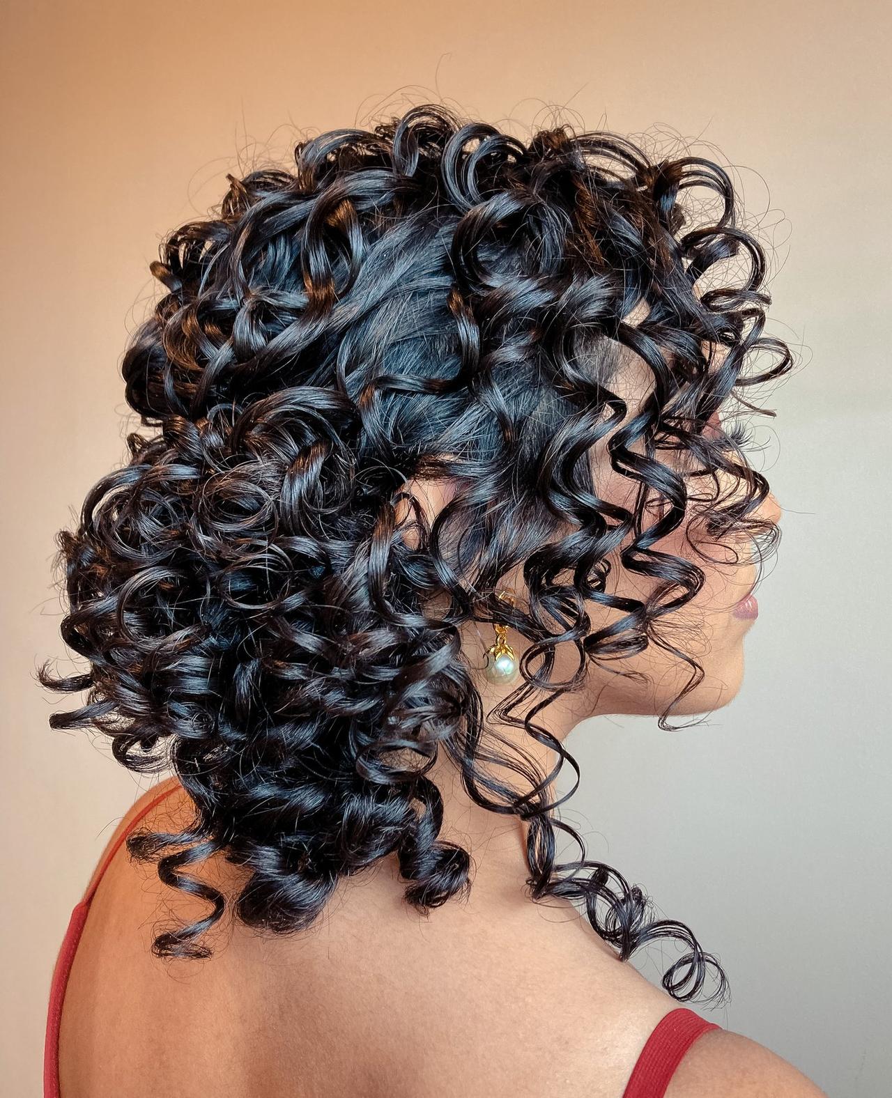 ideias penteado madrinha cacheada