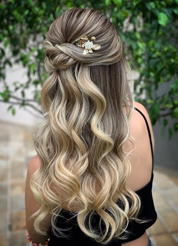 penteado madrinha cabelo solto para casamento à noite