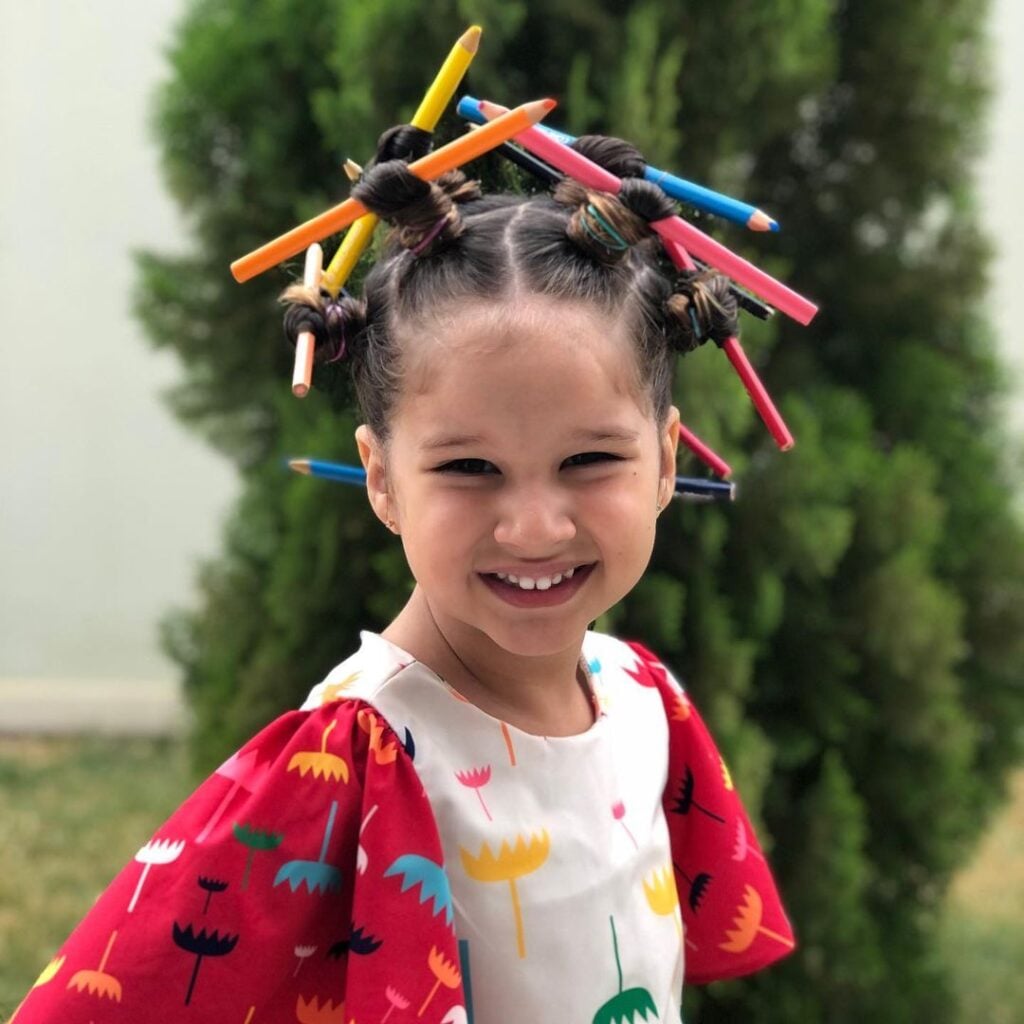 Cabelo maluco com materiais reciclados