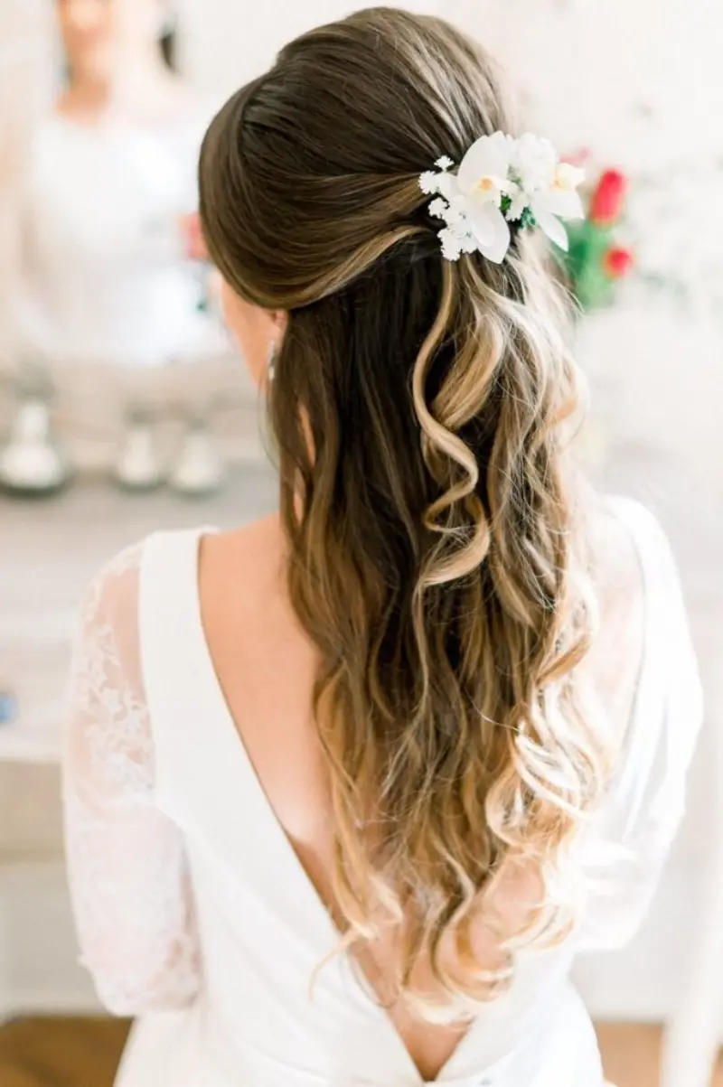 penteado noiva civil com flores naturais