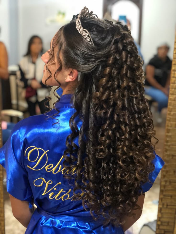 penteados para 15 anos cabelo cacheado curto