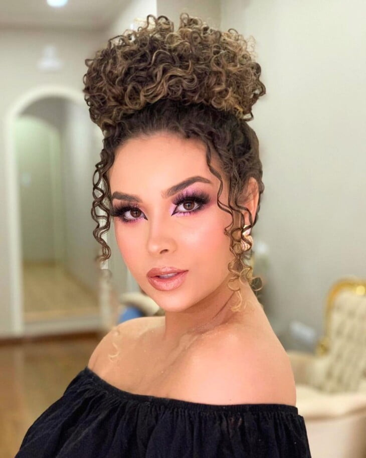 penteados para 15 anos cabelo cacheado com franja