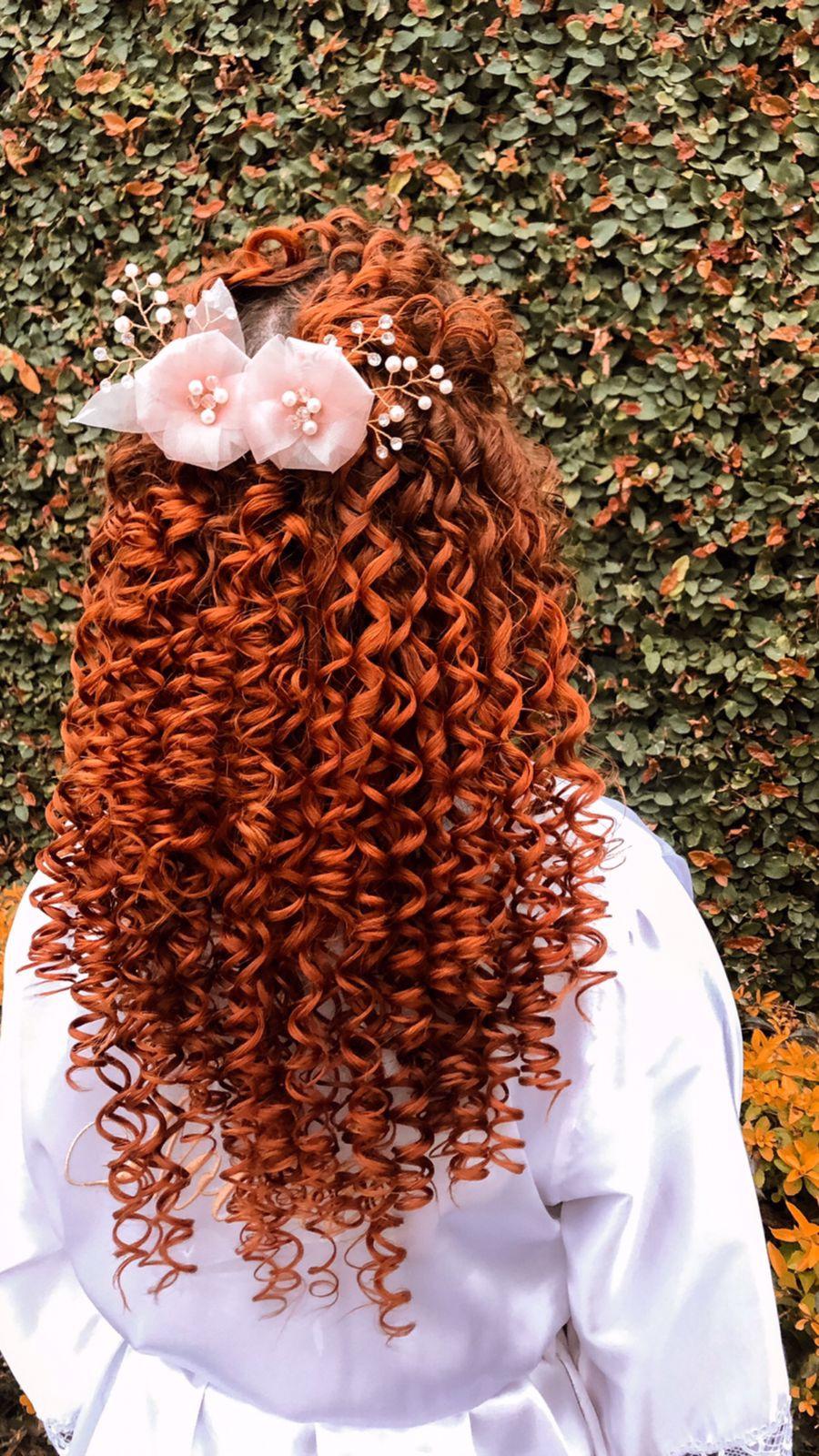 penteados para 15 anos cabelo cacheado com acessorios
