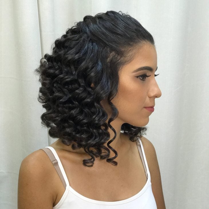 penteados para 15 anos cabelo cacheado inspiração