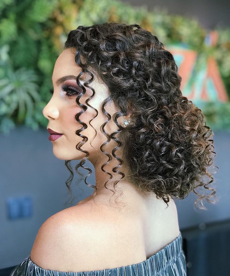 penteado madrinha cabelo cacheado curto