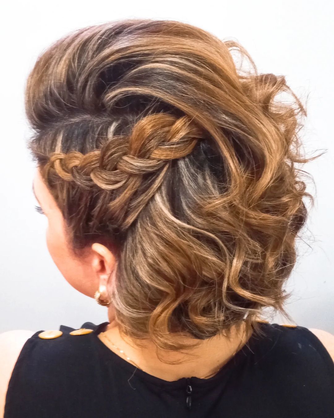 penteado madrinha cabelo cacheado curto