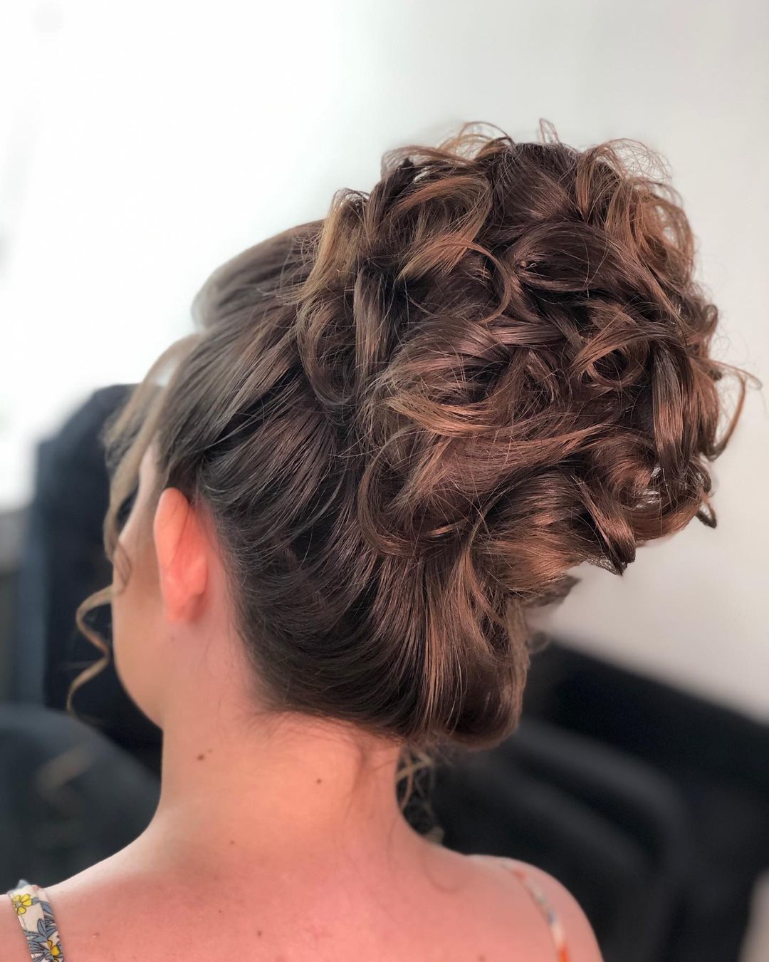 penteado para casamento cabelo curto cacheado