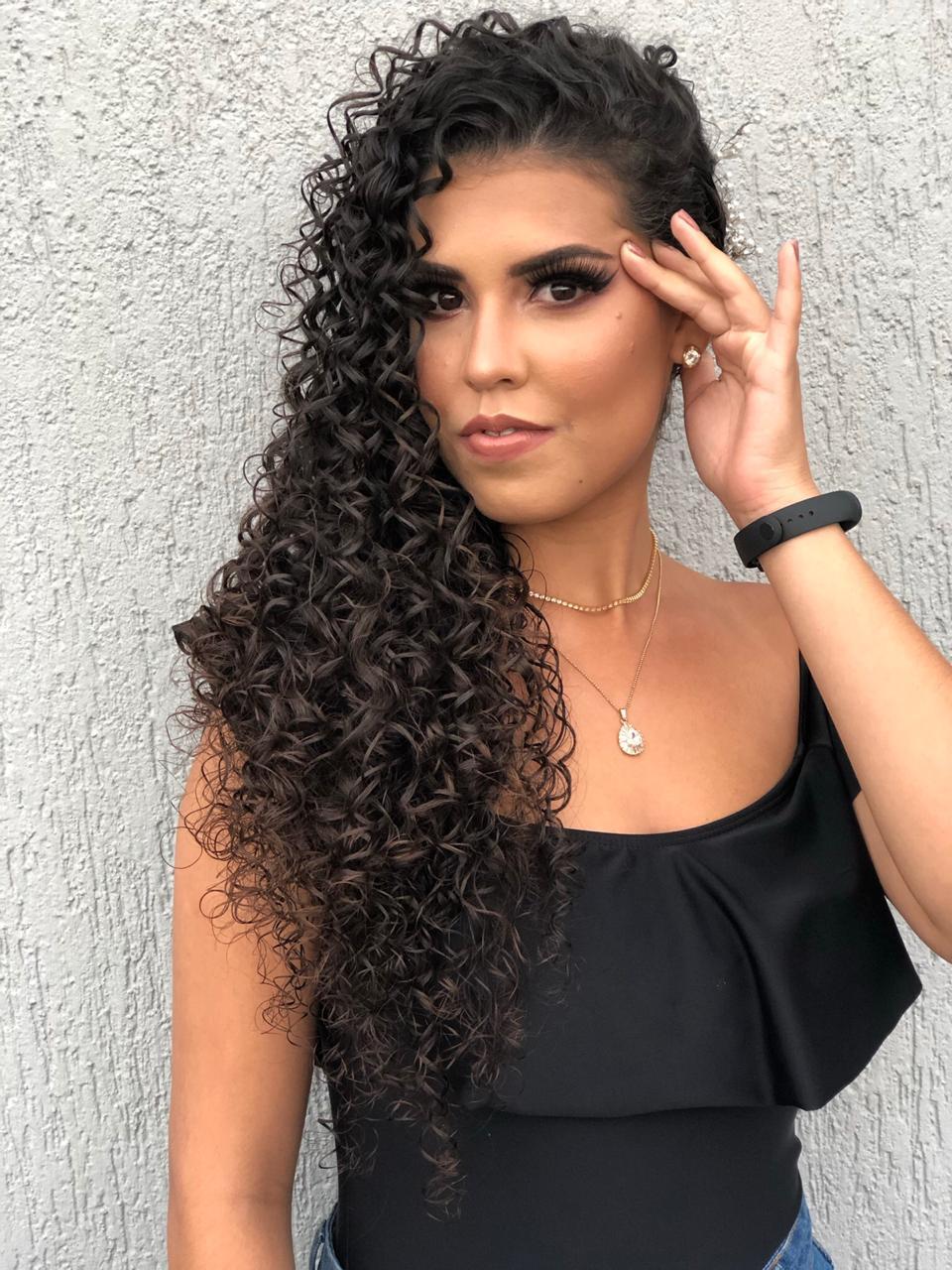 penteados para madrinha cabelo cacheado 2026