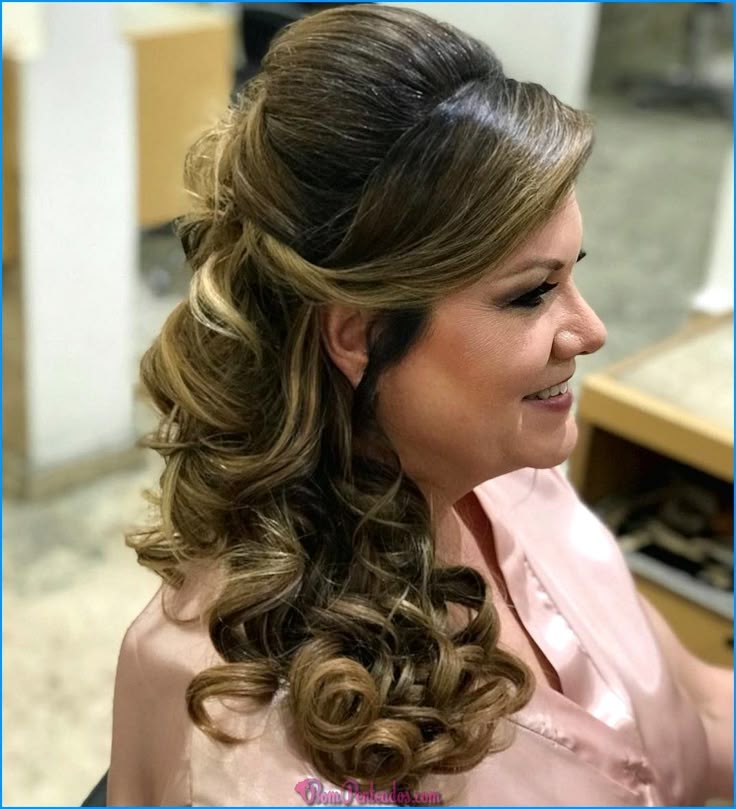 penteados para cabelos cacheados mãe da noiva