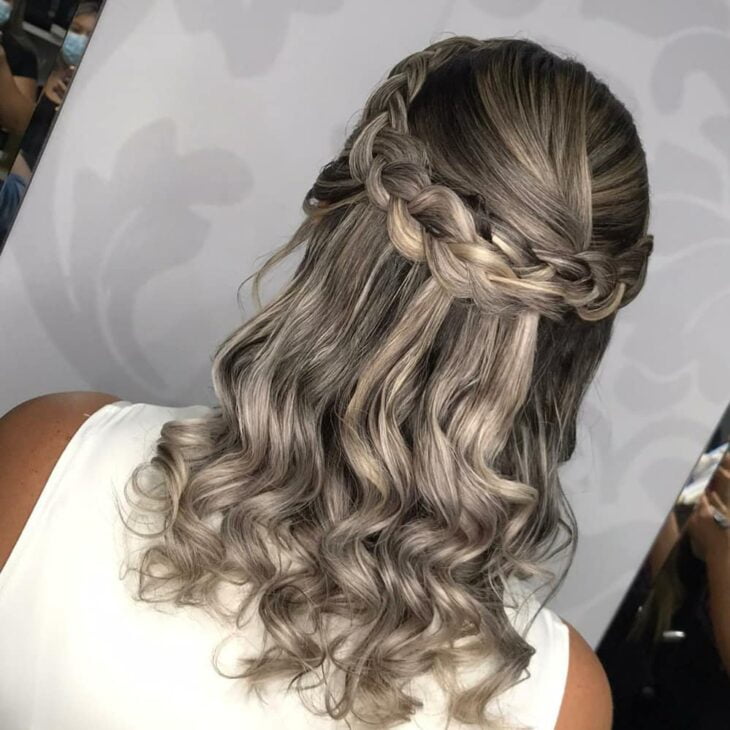 penteado lateral mãe do noivo acessório