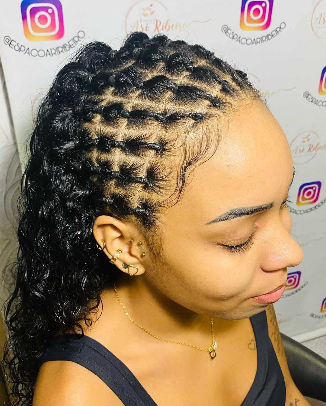 ideias de penteados com elástico para cabelo curto