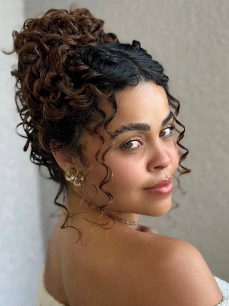 penteados para cabelo cacheado médio