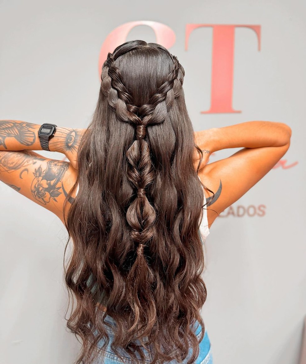 penteado festa 15 anos convidada cabelo cacheado