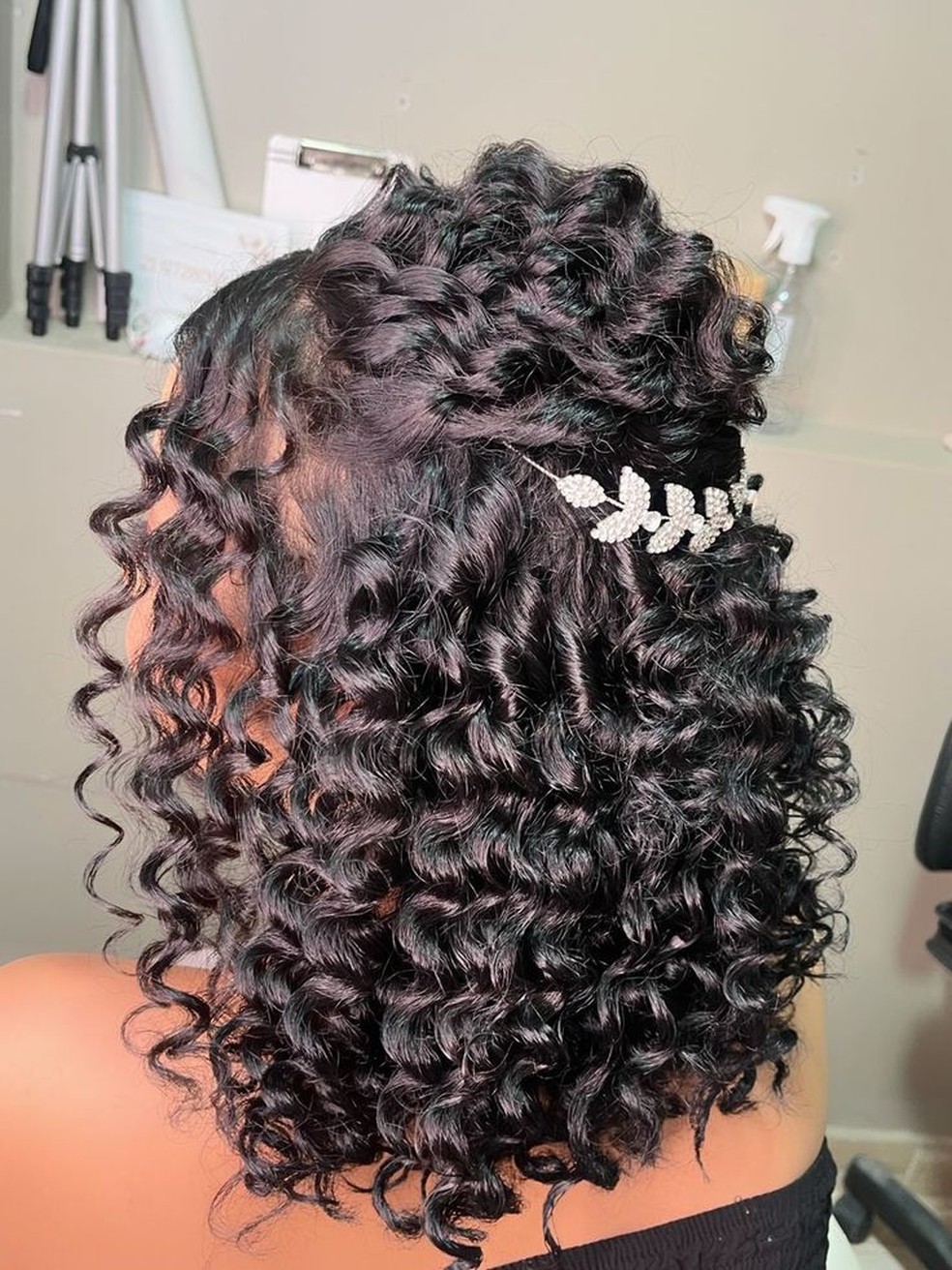 penteados elegantes cabelo cacheado curto festa